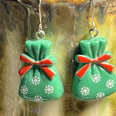 Pendientes colgantes con dijes de bolsa de Navidad de acrílico tono plata. Festivo. Vacaciones. S777 Foto 1 de 3