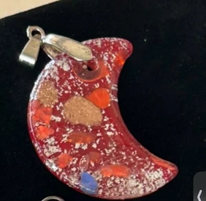 Kunsthandwerker roter dichroitischer Anhänger Glas Halbmond Mondsichel himmlisch Handarbeit silberfarben - Bild 1 von 6