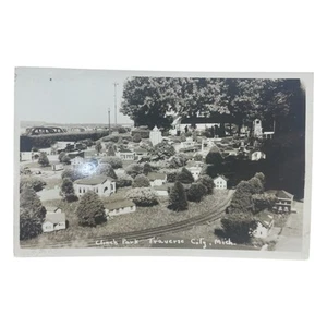 RPPC Kirche Park Traverse City MI Miniatur Dorf Echt Foto Postkarte - Bild 1 von 3