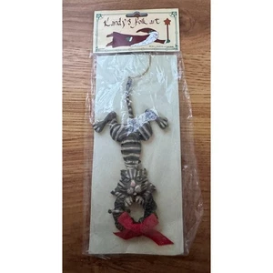 Kurt S Adler Ornament - Gray Tabby Cat Hanging Holding Wreath - Picture 1 of 5