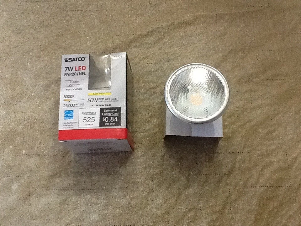 S9401 SATCO 7 WATT 120V PAR20 NARROW FLOOD LED LAMP - Image 1 of 1
