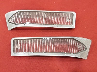 COPPIA PLASTICHE FANALINI FRECCE ANTERIORI ALFA ROMEO ALFETTA GTV - NUOVE - Immagine 1 di 2