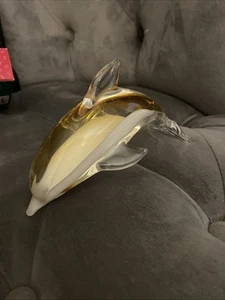 Estatuilla de delfín de vidrio artístico estilo Murano hecha en Murano ámbar/amarillo con pegatina - Imagen 1 de 3