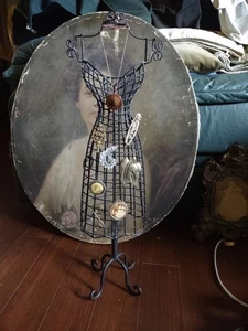 Draht Dressform mit alten antiken Anstecknadeln Brosche Foto - Bild 1 von 17