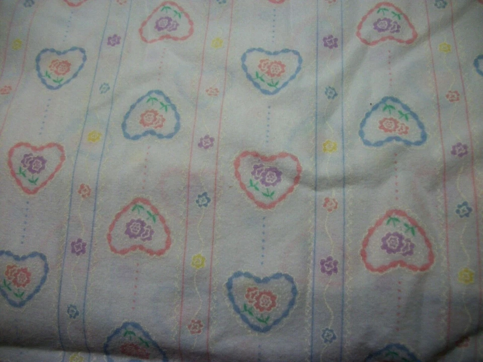 Tela de punto de polietileno cepillado azul pálido con corazones en rayas verticales por comprar Foto 1 de 1