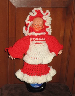 Cubierta de botella de ganchillo hecha a mano de colección para abuela de Navidad, bruja de cocina, señora Claus Foto 1 de 4
