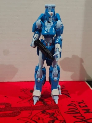 Transformers Generations Thrilling 30 Deluxe Class Autobot Chromia - Image 1 of 2