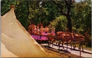 Postal de Santa's Village Dundee, Illinois de la década de 1960 "Santa's Candy Cane Sleigh" - Imagen 1 de 2