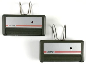 Juego de 2 mandos a distancia abridores de puertas de garaje de 1 botón Sears vintage con clip de visera N1100 - Imagen 1 de 7