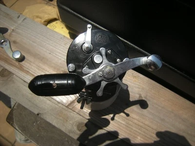 Carrete Penn Jigmaster 505 (alta velocidad 5 a 1 engranajes) hecho en EE. UU. muy limpio Foto 1 de 4