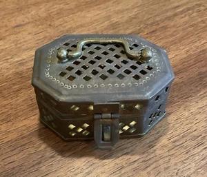 Vintage Messing Cricket Box, Klappdeckel, Riegel, Made in India, achteckig, klein - Bild 1 von 9