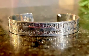 Brazalete enchapado en plata Premier Designs 1 Corinthians 13 Love is Patient - Imagen 1 de 4