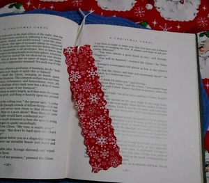 Bookmark CHRISTMAS Winter Fabric Red with White Snowflakes Handmade White Ribbon - Imagen 1 de 2