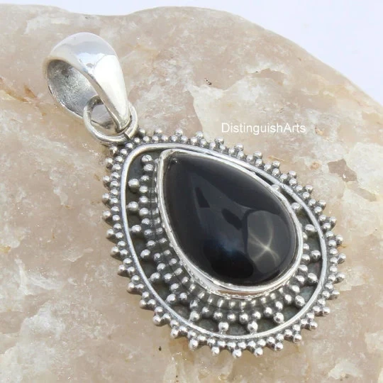 Elegante colgante con bisel en forma de lágrima de plata de ley 925 de ónix negro Foto 1 de 1