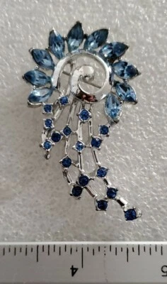 Костюм синий кристалл посеребренный белый металлический брошь  - Изображение 1 из 3
