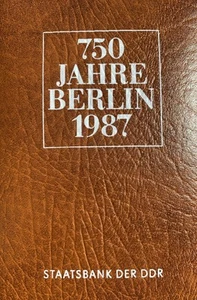 DDR 1987 MAPPE "750 JAHRE BERLIN" MIT VIER 5 MARK MÜNZEN + eckige Kupfermünze - Bild 1 von 6