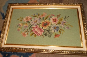 "Rosas multicolores con aguja enmarcadas en oro sobre fondo verde claro 22"" x 14" - Imagen 1 de 5