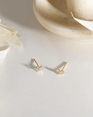 Pendientes con lazo de oro para mujer de oro de 14 quilates pequeños pendientes con lazo delicados minimalistas Bo Foto 1 de 4