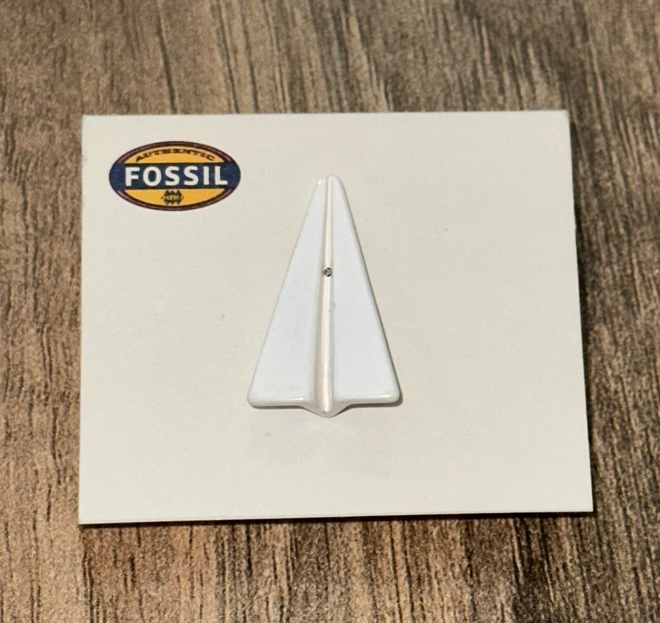 Broche avião de papel dobrado branco marca fóssil vintage | Lapela masculina | Broche feminino » - Imagem 1 de 1