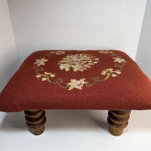 Antiker Nadelspitze Fußhocker Blumen Rosen Hocker Landhaus Deko bestickt - Bild 1 von 16