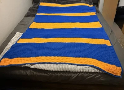 Manta afgana/a de ganchillo hecha a mano azul y dorada... hermosa 5’ X 6’ Foto 1 de 4