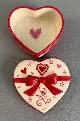 Temptations Día de San Valentín Rojo Encaje Corazón Baratija Caja Plato de Caramelo 8 OZ NUEVO Foto 1 de 4