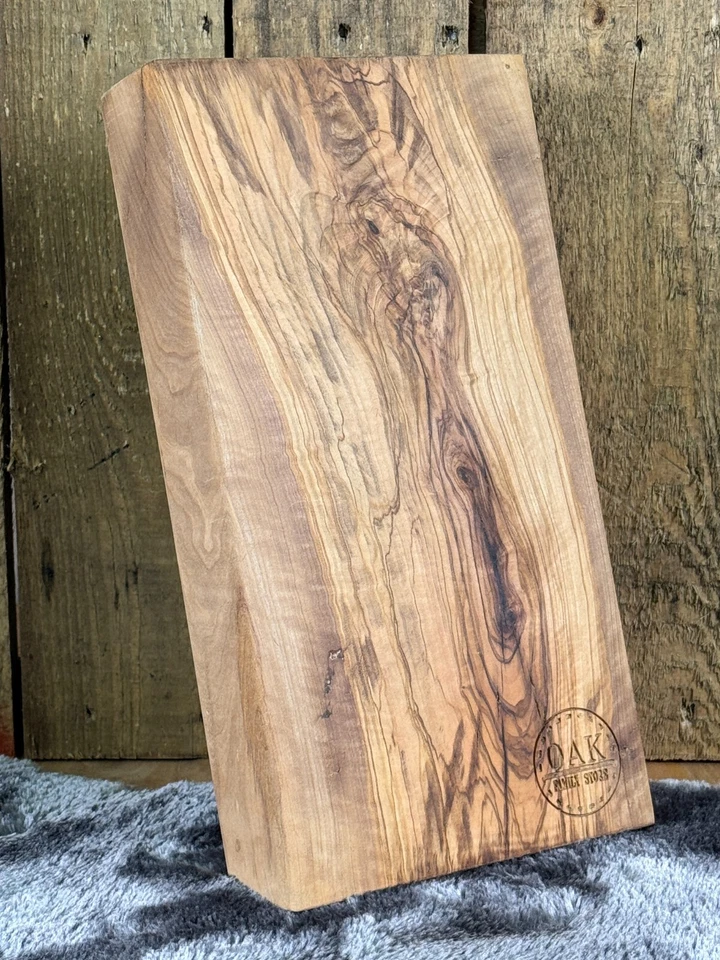 tagliere fatto a mano in legno di ulivo massello made in Italy - Immagine 1 di 4