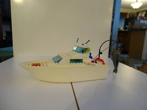 LEGO Boats: Cabin Cruiser (4011) - Picture 1 of 5