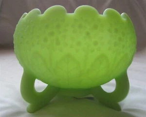 Fenton 3 Legged Satin Green Bowl Scalloped Edge - Vintage - Picture 1 of 5