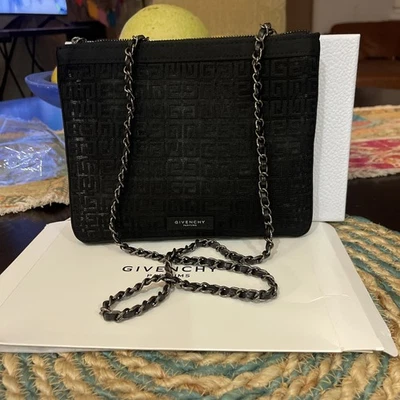 Bolsa de maquiagem cosmética Givenchy 4G CLUTCH preta e tiracolo   - Imagem 1 de 4