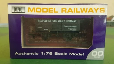 Dapol 7-plank wagon, Gloucester Gas Light Company, No 51, Limited Edition, boxed - Image 1 of 4
