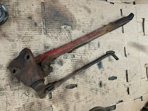 VINTAGE FARMALL 460 UTILITY TRACTOR- PTO ENGAGE LEVER / ROD & MOUNT BASE - Picture 1 of 2