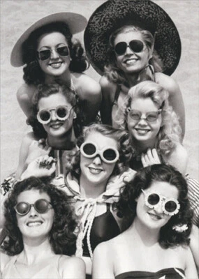 Tarjeta de cumpleaños para mujer con gafas de sol colección America de Avanti Press Foto 1 de 3