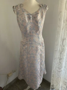 Ancienne robe en satin broché  " Sous le signe de Paris " époque 1950 - Picture 1 of 9