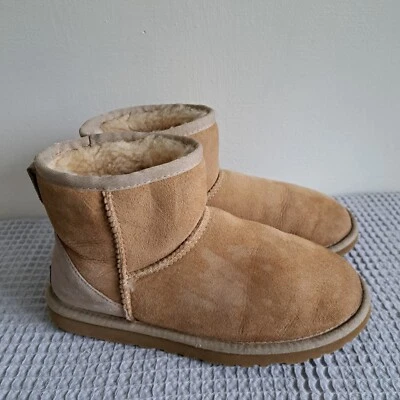 UGG Mujer Talla 5 EU 36 Arena Clásico Mini II Gamuza Botines Estado Semilla  Foto 1 de 4