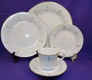 NORITAKE 5 PZ AMBIENTAZIONE COURTNEY PORCELLANA ORO E BIANCO ROTOLI 6520 GIAPPONE - Foto 1 di 10