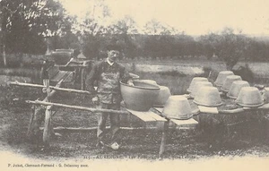 CP Repro 309 Auvergne Les poteries de Bort près Lezoux - Picture 1 of 2