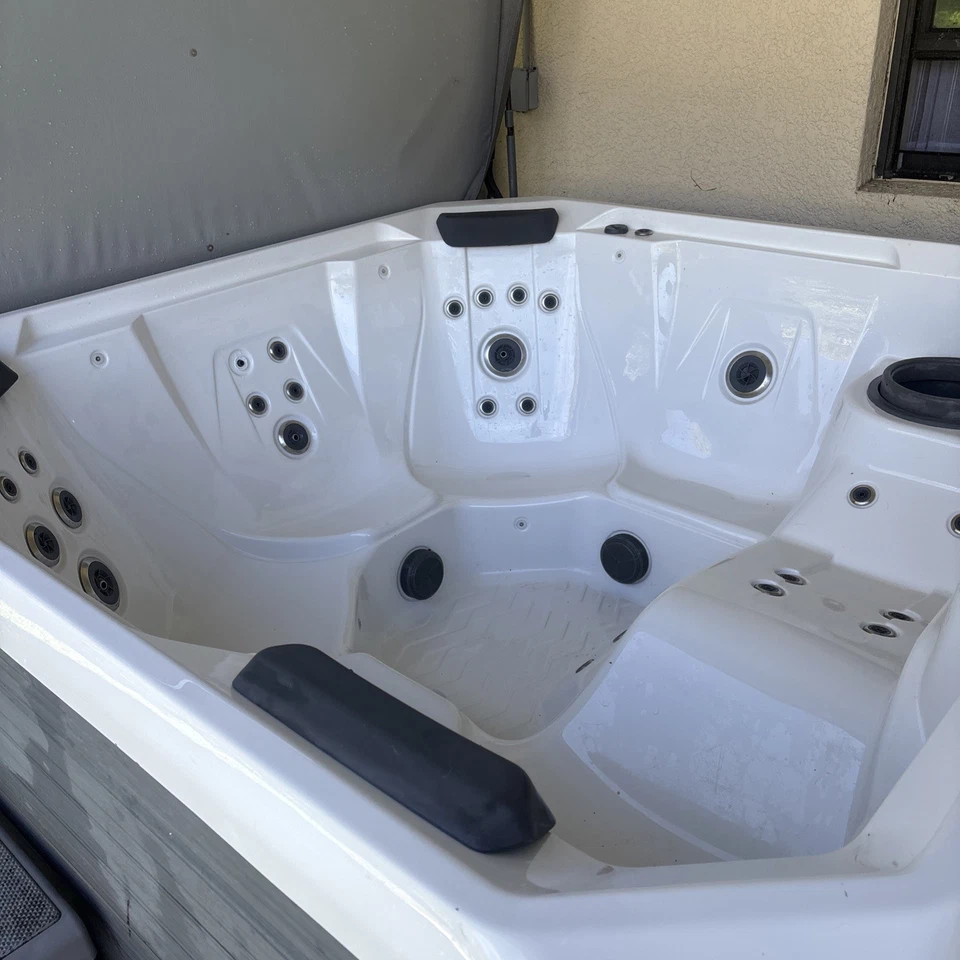Title: Hot Spot Rhythm / Relay 6-7 Person Hot Tub Spa– Florida Pick Up - Image 1 of 4