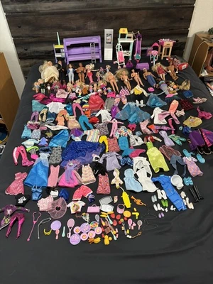 ENORME ROPA, Barbie’s y muebles Barbie Ken de colección años 60’s-hoy unas 250 piezas  Foto 1 de 4