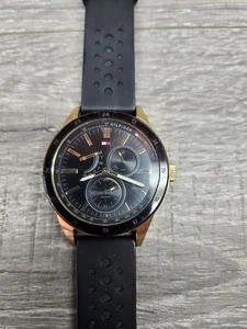 Tommy Hilfinger Mens Watch Black Gold Needs Battery - Picture 1 of 6