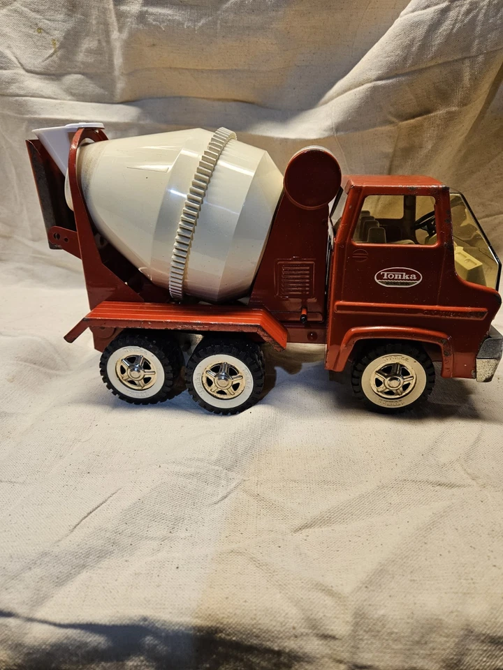 VINTAGE TONKA CEMENT TRUCK MIXER!! GREAT SHAPE!  100% ORIGINAL AND COMPLETE !! - Image 1 of 4