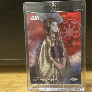 2025 Topps Chrome Star Wars Regina Apailana Rosso/5 - Foto 1 di 8