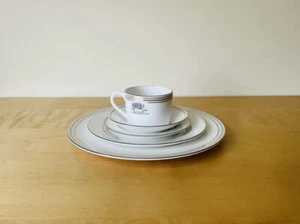 Excellent NWT Vera Wang Wedgwood With Love 5 Piece Place Setting - Picture 1 of 19