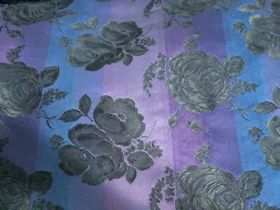 Tela Brocado Rayas Púrpura y Azul con Rosas Negras 5 yardas 44 pulgadas de Ancho Juegos con disfraces Foto 1 de 3