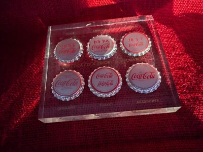 Pisapapeles transparente Coca-Cola Export Corporation 6 tapas de botellas de Coca-Cola International Foto 1 de 3