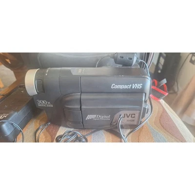 Videocámara VHS compacta JVC GR-AXM225U con manual, cargador y estuche - probada Foto 1 de 4