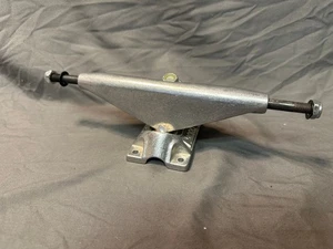 1 Nuevo de Lote Antiguo Tracker Aggro QT1600 Gris 9" Camión Patín Años 90 Tony Hawk Christian Hosoi - Imagen 1 de 5