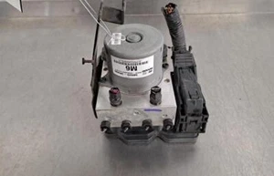 Kia Cadenza 2014-2016 ABS Anti-Lock Brake Pump Assembly 3.3L W/o Adaptive Cruise - Picture 1 of 5