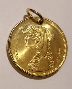 PENDANT EGYPT GOLDEN 50 PIASTRES QUEEN CLEOPATRA COIN UNC LAST ONE - Picture 1 of 3