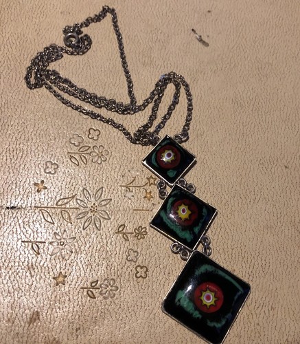 VETEMENTS Collana con ciondolo ceramica smaltata hippie boho vintage anni 60 NERO ROSSO giallo verde 20"